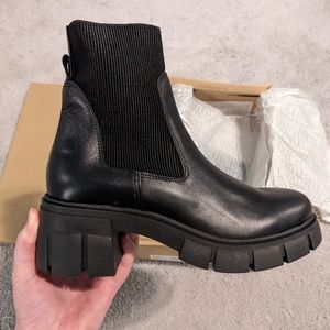 Steve Madden Gilda lug sole boots size 8